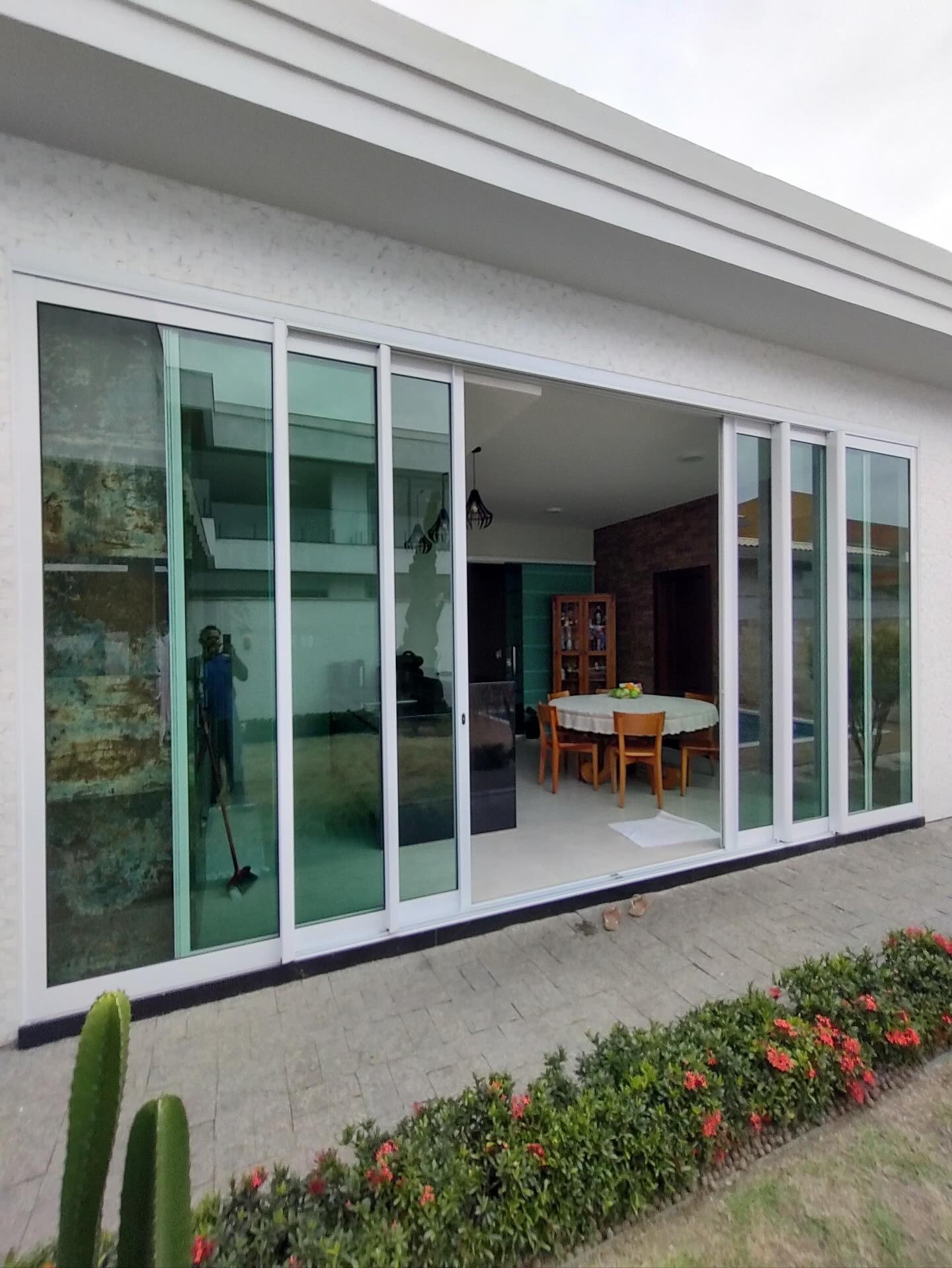 Casa moderna com janelas de vidro instaladas pela Inove Vidraçaria