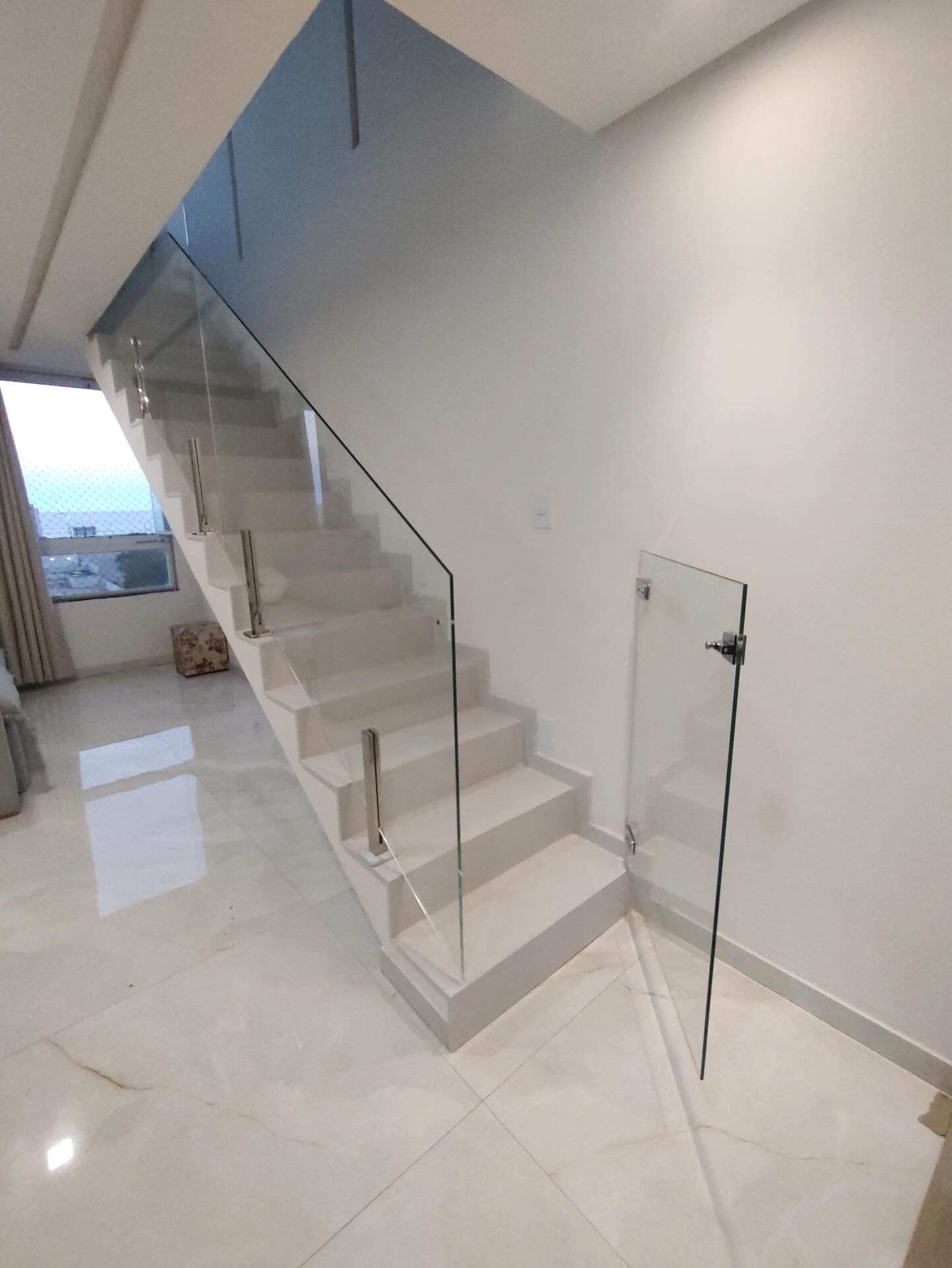 Corrimão de vidro em escada