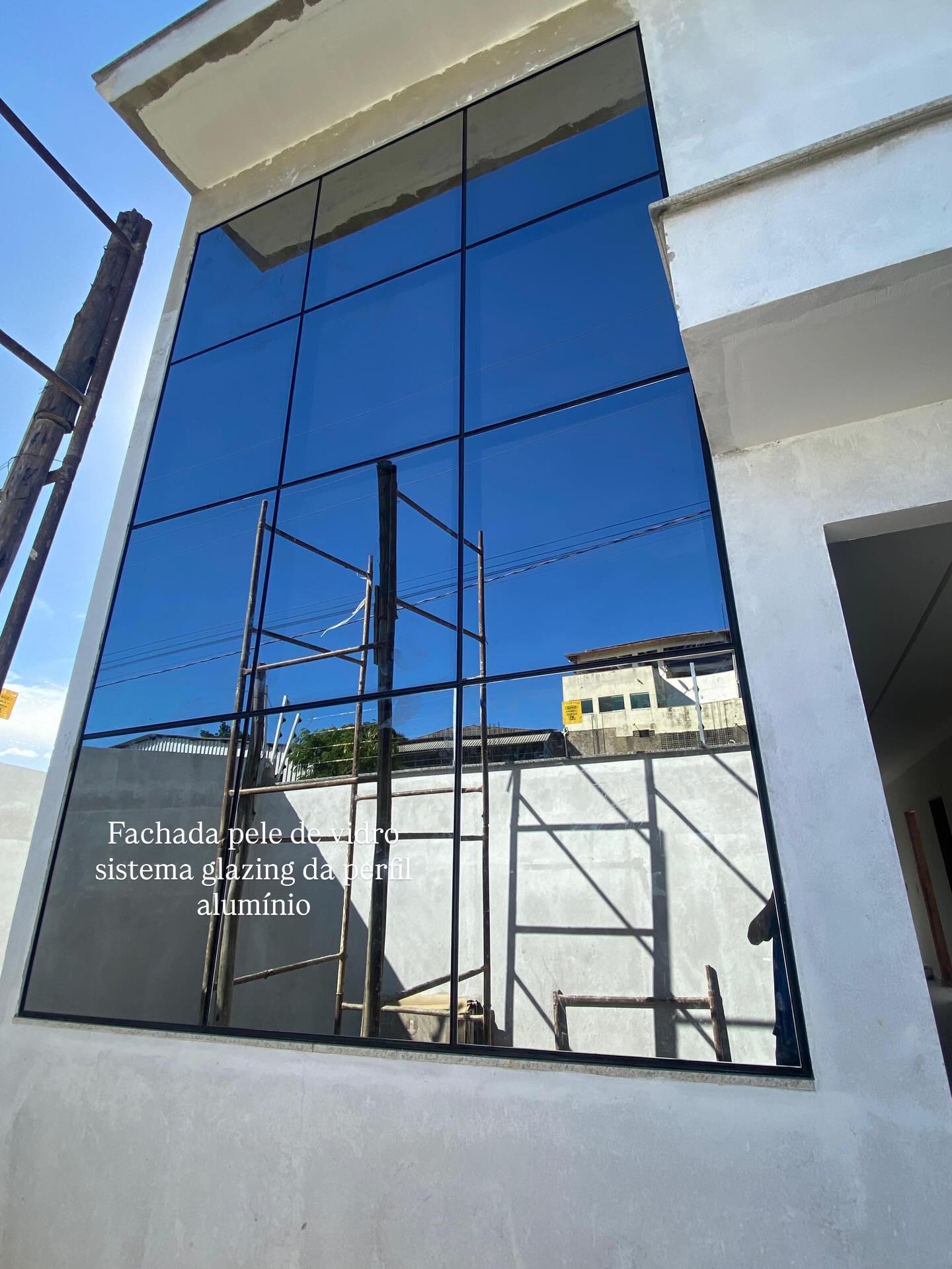 Fachada pele de vidro