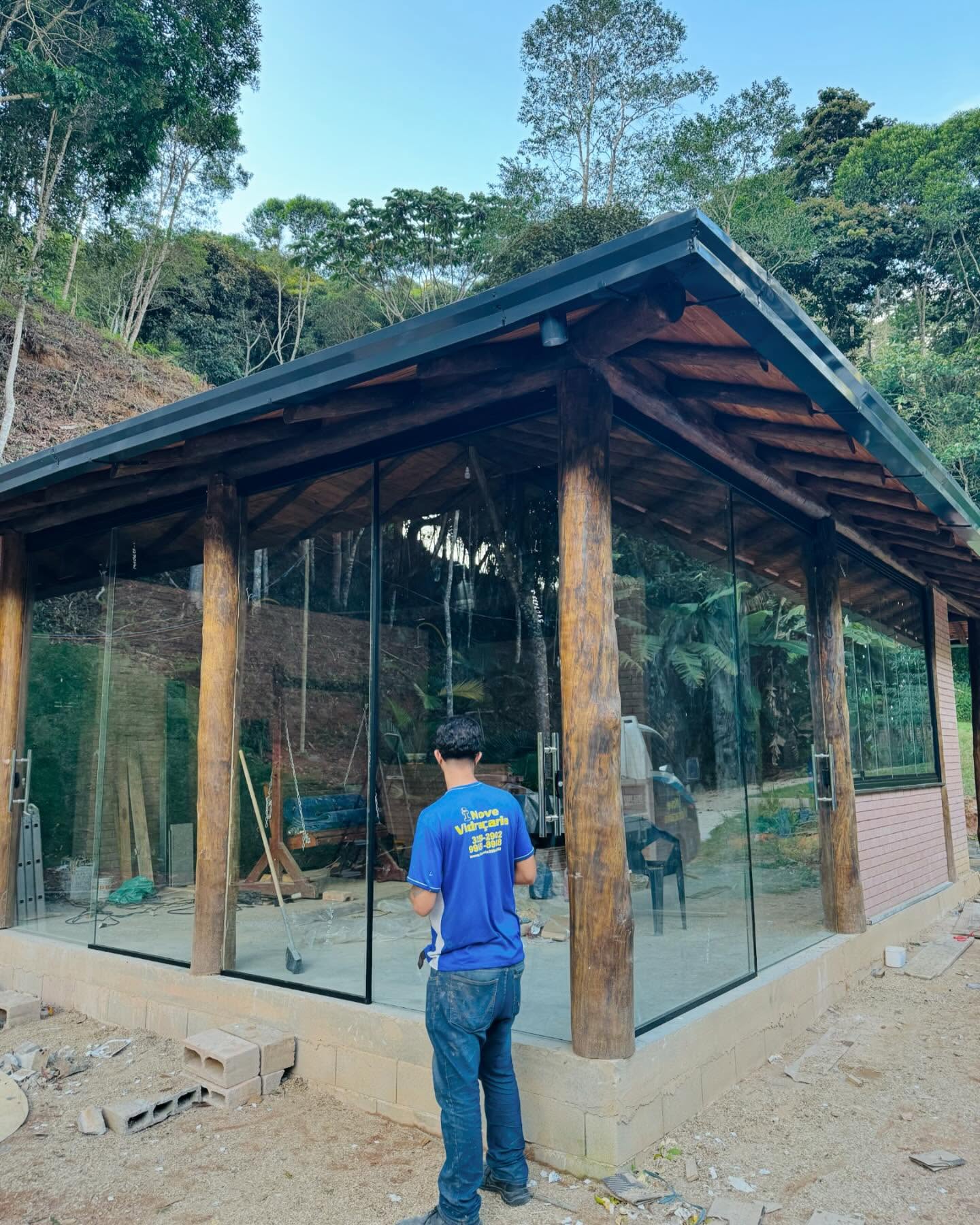 Profissional da Inove Vidracaria em obra